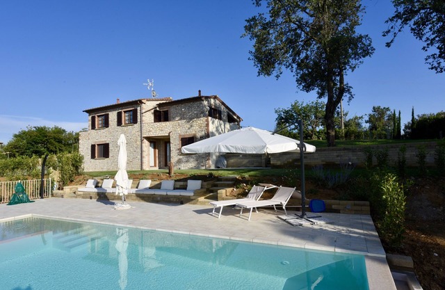 Dream vacation in a villa with private pool for 8 people near the sea