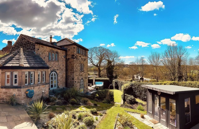 DREAMWOOD COTTAGE, pet friendly, with hot tub in Newmillerdam