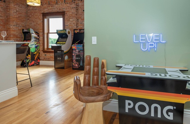 Dreamy Downtown Luxury Loft/13-Ft Ceilings/Walkable