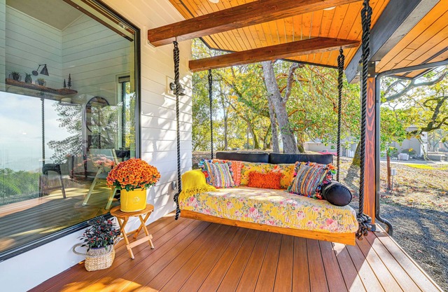 Dreamy Hilltop View: Roseburg Wine Country Retreat