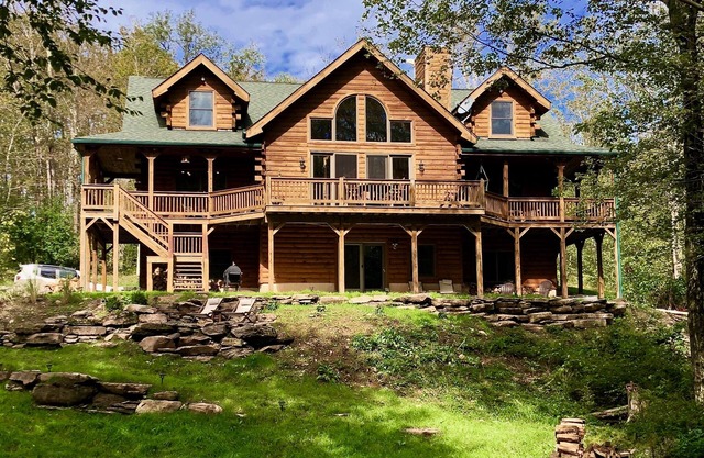 Dreamy Lakefront Log Cabin - 2hrs from NYC! Sleeps 14 (5Bed/3Bth) 7 private acre