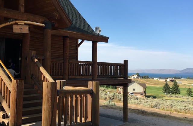 Dreamy Log Cabin in Bear Lake. Spectacular Views, Great Location, Quiet Getaway.
