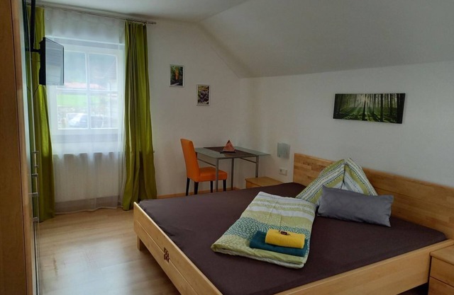 Dreibettzimmer, Dusche, WC, Bergseite - Gasthof zum Postwirt