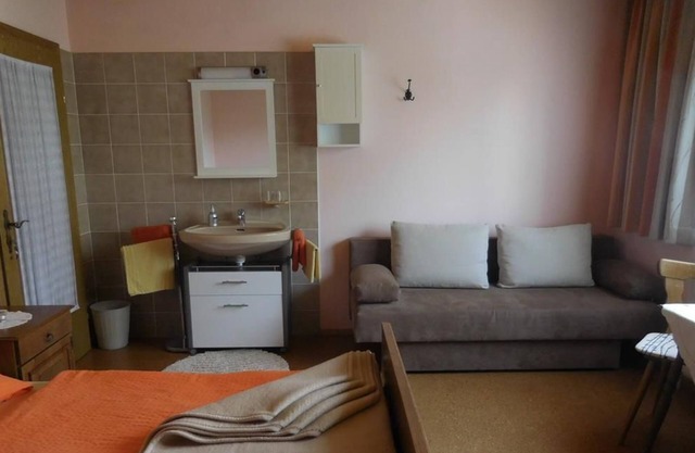 Dreibettzimmer mit Dusche, WC - Angelika Zischmayer