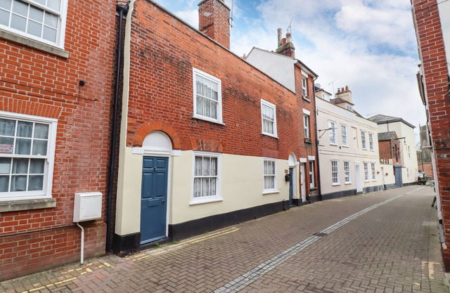 DRIFTWOOD COTTAGE, family friendly, with a garden in Harwich