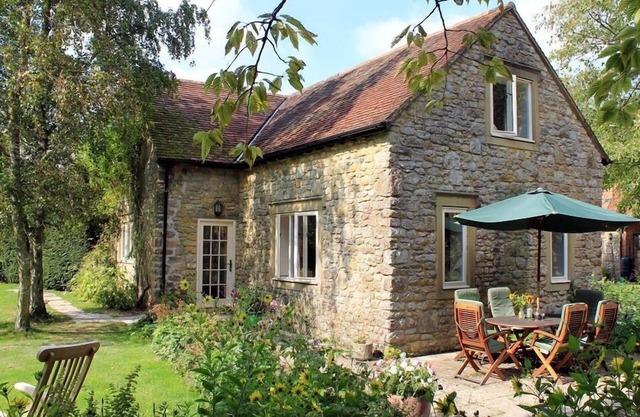DROOP FARM COTTAGE, pet friendly, with a garden in Hazelbury Bryan
