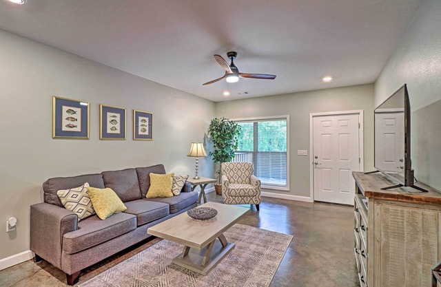 Dtwn Bull Shoals Condo: 1 Mi to Lake Access!