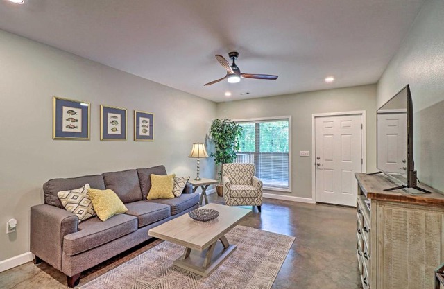 Dtwn Bull Shoals Condo 1 Mi to Lake Access!