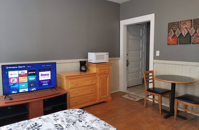 DTWN Studio, separated entrance, walk to WPI, Palladium, DCU, free parking