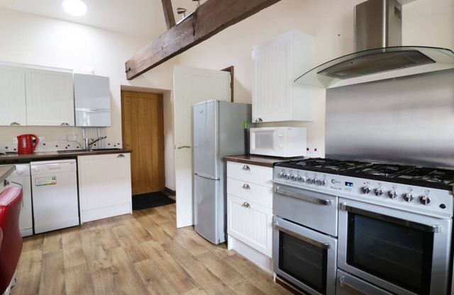 DUCKLING BARN, pet friendly, country holiday cottage in Bacton