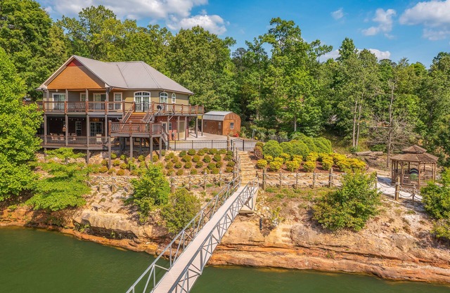 Ducktail Pointe: 5 BR, 3 BA in Houston, Sleeps 14