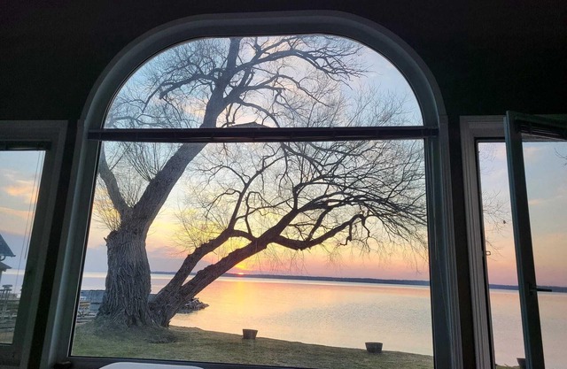 Duclos Point Lakefront Private Property w Breathtaking Sunsets