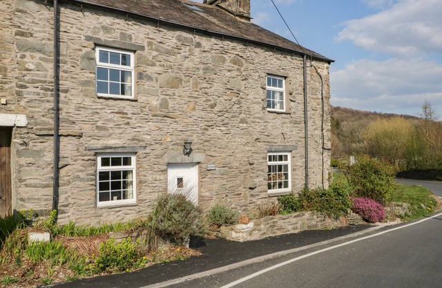 DUDDON COTTAGE, pet friendly, with open fire in Broughton-In-Furness