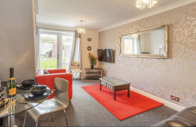 Dudley Port 14 Min To Birmingham City Centre by train. Airport 30 minutes