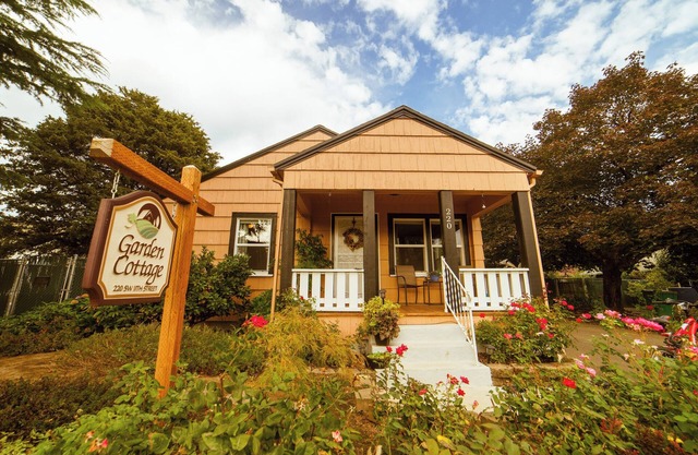 Dundee Garden Cottage: Dog-Friendly Extended Stay Rental, Walkable to Town!