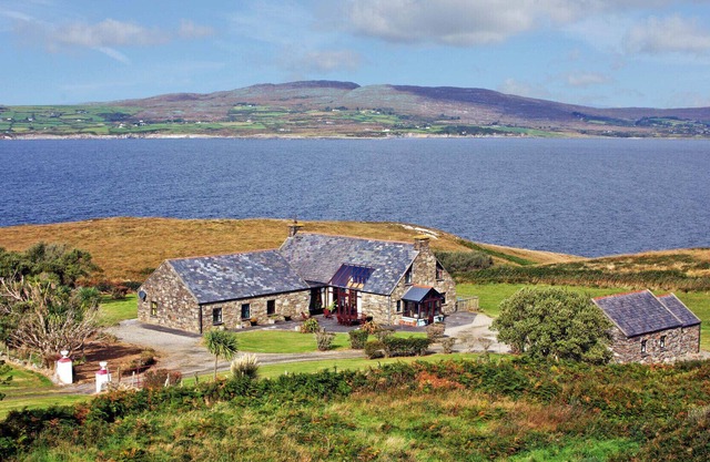 Dunmanus House - Five Bedroom House, Sleeps 16