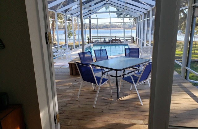 Dunnellon Pool House on Tiger Lake Near Rainbow River State Park & Tubing