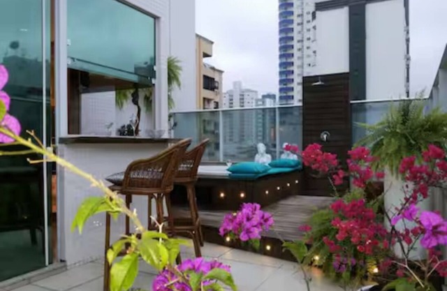Duplex, 5 suites, Jacuzzi, 2 garages