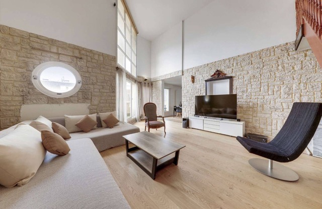 Duplex apartement in downtown with parking
