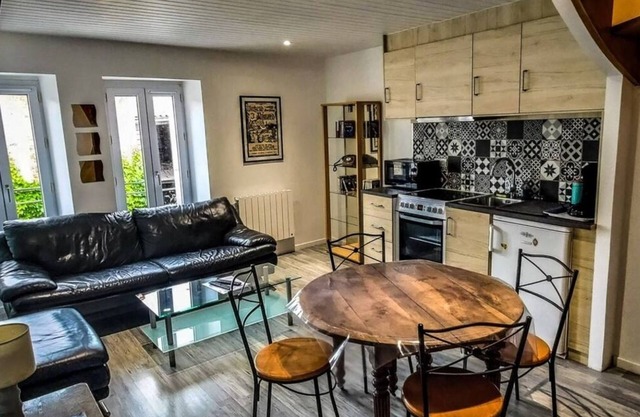Duplex apartment in charming neighborhood close to downtown and all amenities, pets allowed