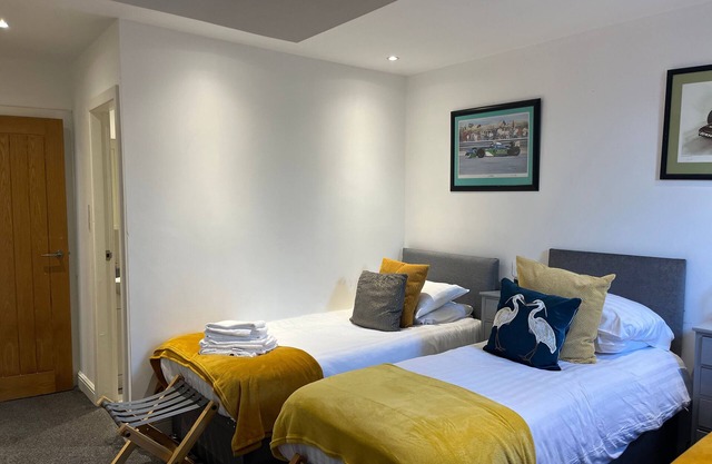 Duplex Barge cinema Room 6 ensuite double-triple bedrooms Great social spaces