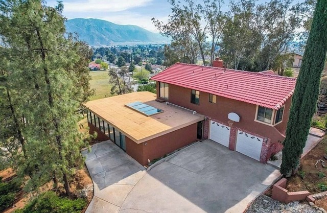 Duplex House on the hill with a 3-bedroom in beautiful Banning with indoor pool.