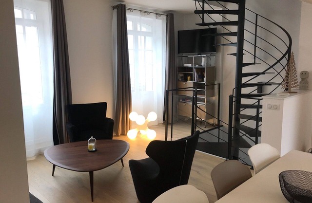 DUPLEX IN BEAUTIFUL TOUQUETTOISE, PROX. SHOPS & ST. JEAN STREET, 150M SEA FRONT