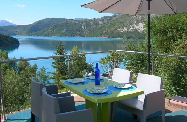 Duplex lake view villa near Castellane and Gorges Du Verdon, private paddle boat