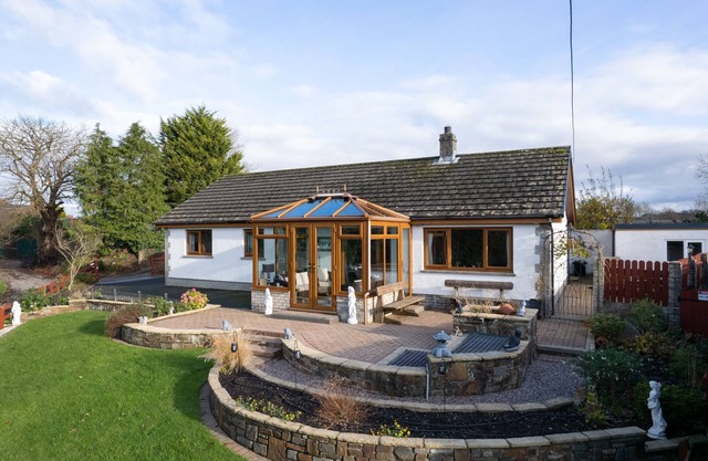 Dyffryn Taf, Homely 3 bedroom bungalow with peaceful outlook