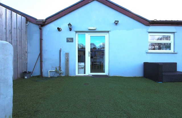 DYLAN'S COURT, pet friendly, with hot tub in Laugharne