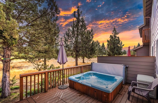 Eagle Crest Condo on Golf Course w/HOT TUB, Dogs Welcome!