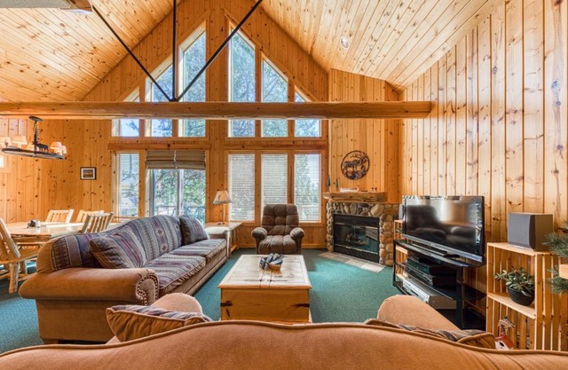 Eagle Crest: Prairie Falcon Retreat