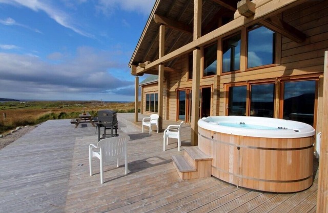 EAGLE LODGE, pet friendly, luxury holiday cottage in Stornoway
