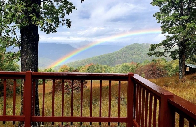 Eagle’s Nest Cabin- Cozy Cabin with STUNNING Sunsets and Mountain Views!