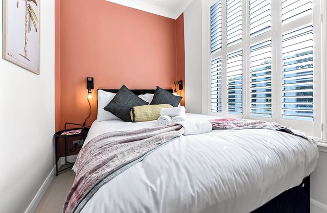 Earth Tones & Greenery: 4BR Flat Sleeps 8
