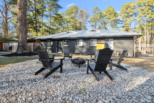 East Atlanta Retreat with 2 Homes Sleeps 16 and Pet Friendly