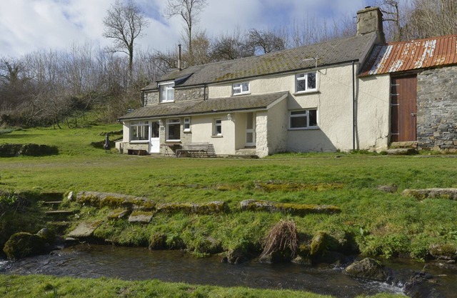 EAST CLEAVE, pet friendly, character holiday cottage in Bridestowe