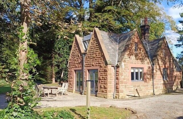 East Lodge Cottage with private hot tub