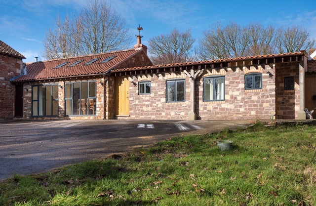 EAST WING, pet friendly, character holiday cottage in Pensford
