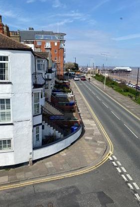 Eastcliffe Penthouse, 2 beds & bathrooms with parking