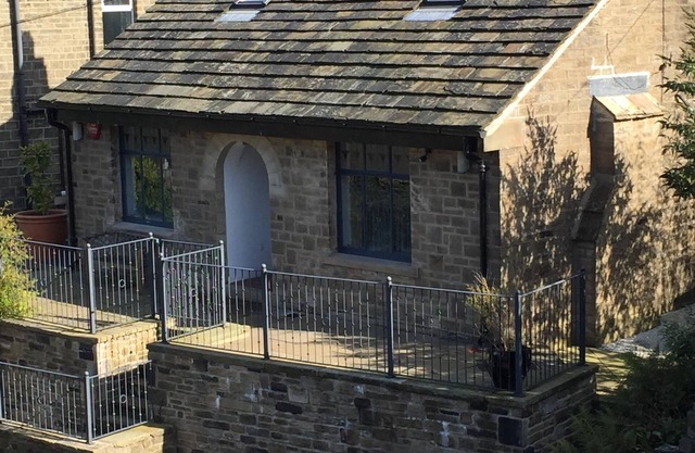 Eastholme Cottage, Holmfirth. Short walk to village centre in lovely setting