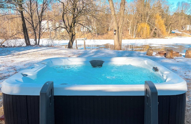 Easton Lake Retreat – Cozy Cottage & Hot Tub