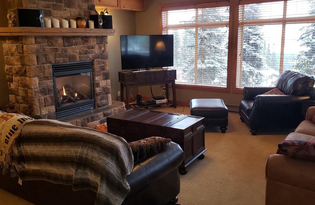 Easy access Ski out condo with Hot Tub! Pet friendly.