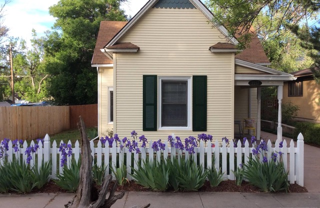 Easy Walk to Shops, Restaurants and parks. Pet Friendly with fenced backyard.