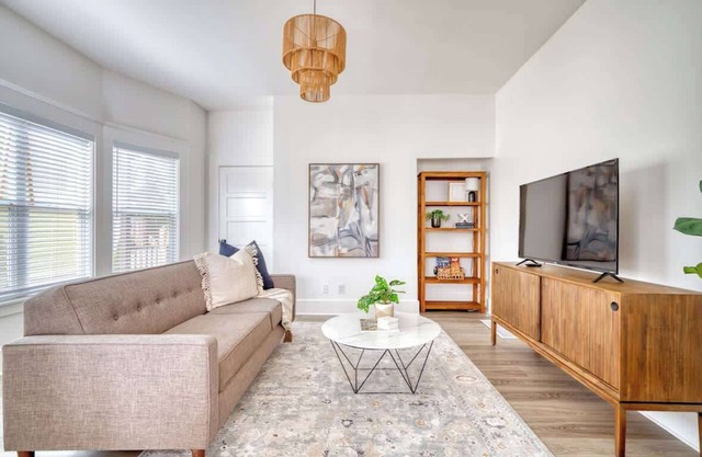 Eclectic 2BR - Victorian Charm - Steps to Fun