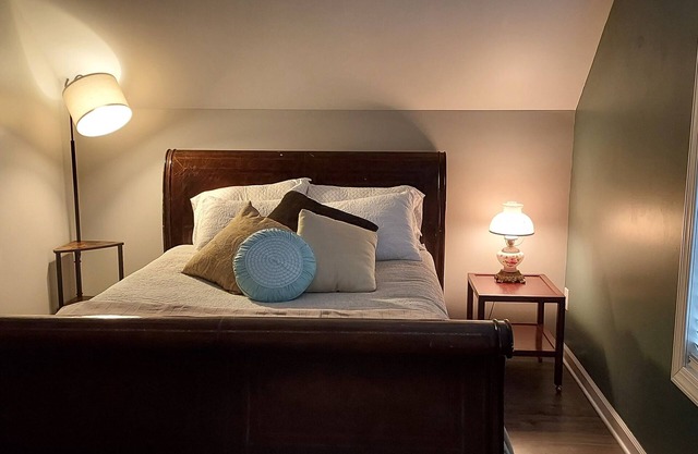 Eclectic Apartment- 2-4 friends- Family centered. Safe Neighborhood