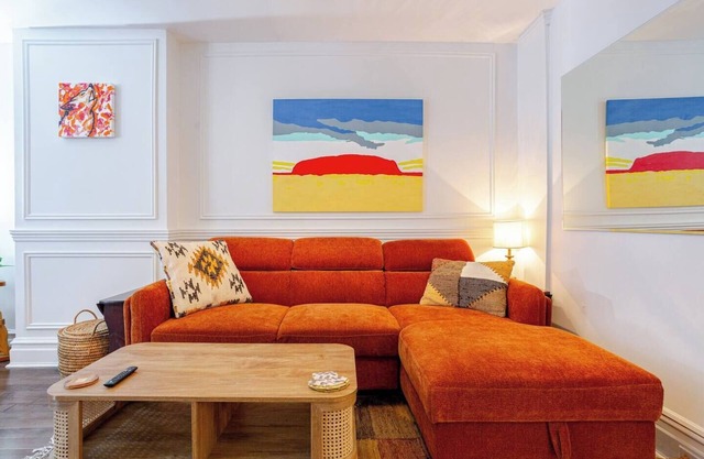 Eclectic plateau mont-royal. 2-bedroom condo with garden.