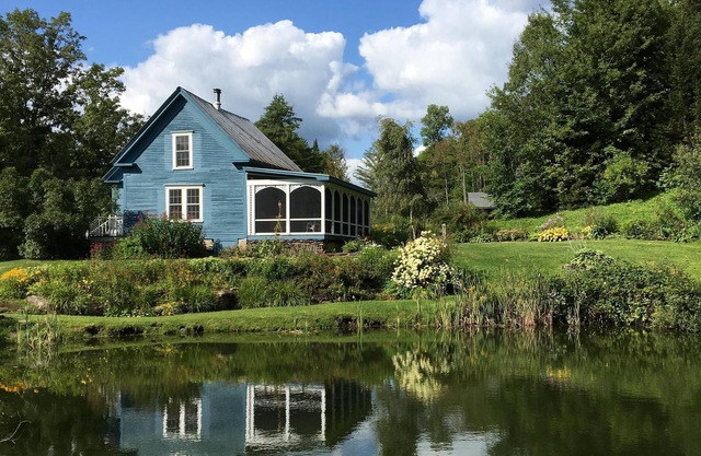 Eco-friendly charming Farmhouse w/Screen Porch, Swimming Pond, Gardens & Trails