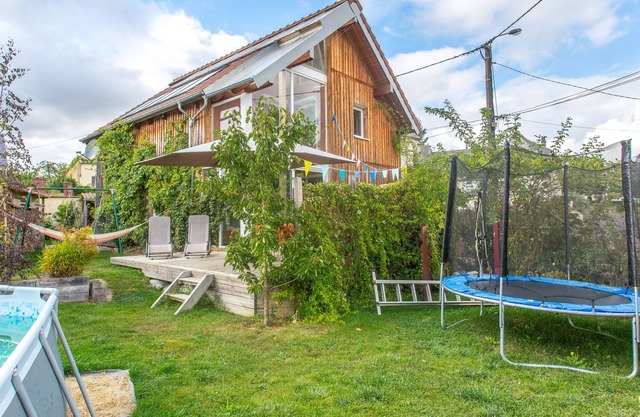 Eco House With Swimming Pool, BBQ, Trampoline And Cat. Pet friendly