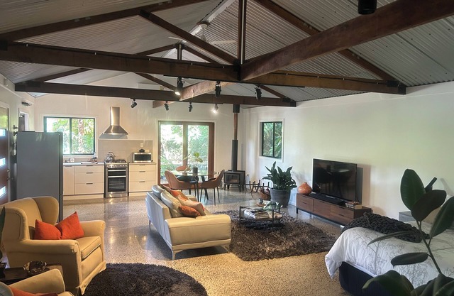 Eco-luxe studio and amazing Glasshouse Mountains views.
